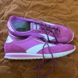 Brooks vanguard heritage Women's Fuchsia and White Sneakers size 11